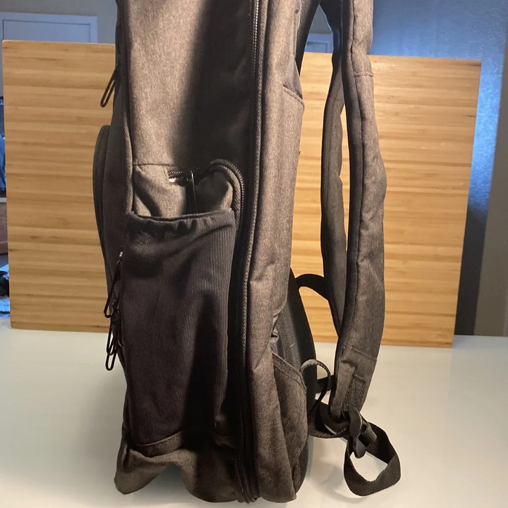 E\\even Gray Computer Backpack - Picture 4 of 7